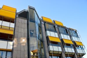 VaroSun Hitzeschutz an den Balkontüren eines modernen Balkons, schützt effektiv vor übermäßiger Sonneneinstrahlung und verbessert das Wohnklima.