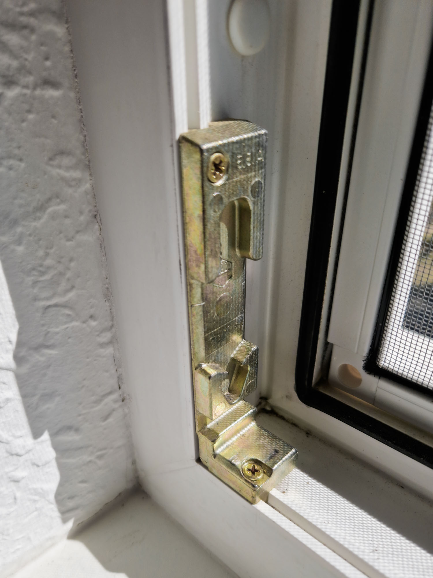 Nahaufnahme eines Fensters mit installiertem Hitzeschutz und sichtbarer Schließanlage, zeigt die Kombination aus Sicherheits- und Klimakontrollfunktionen.