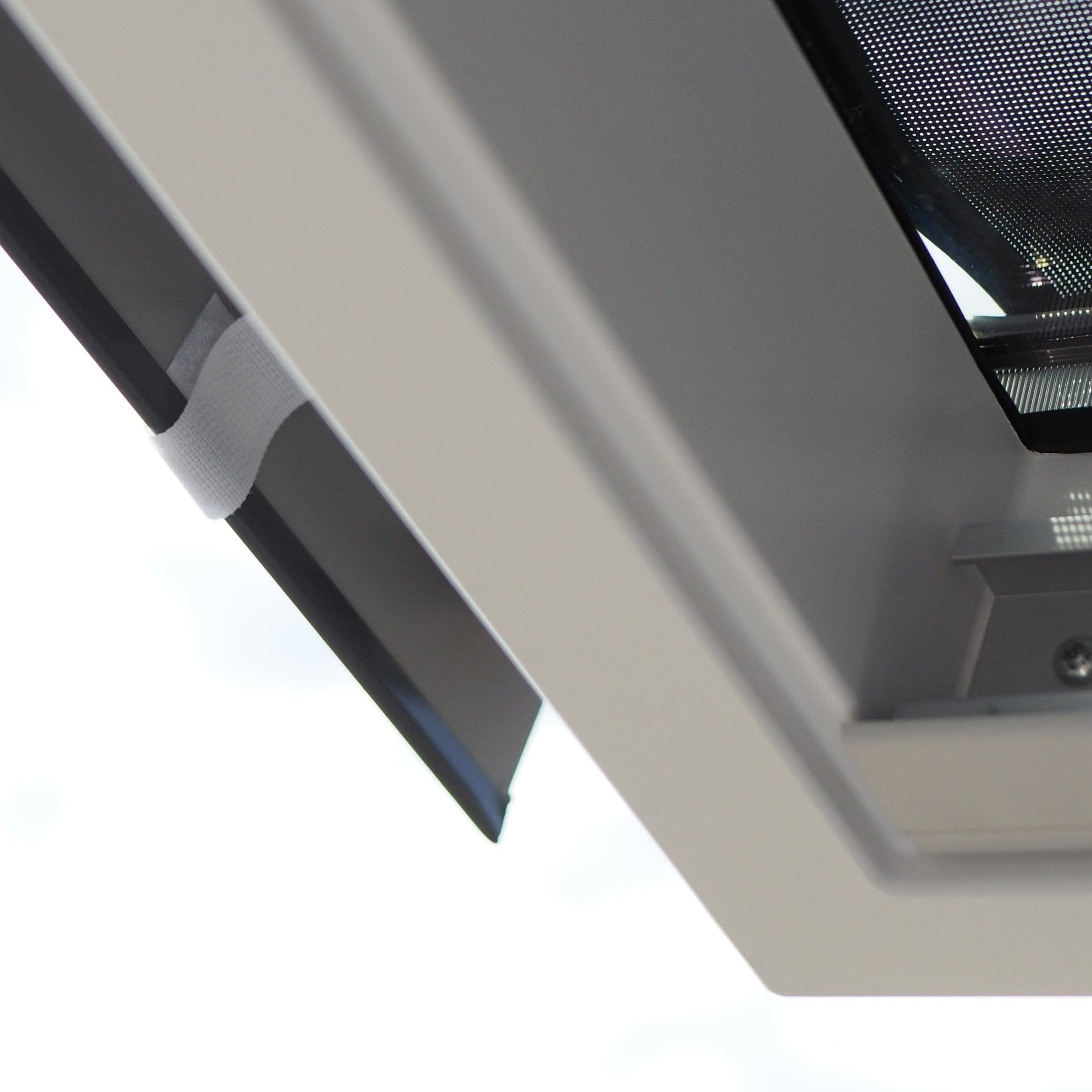 Dachfenster mit Befestigungsstreifen