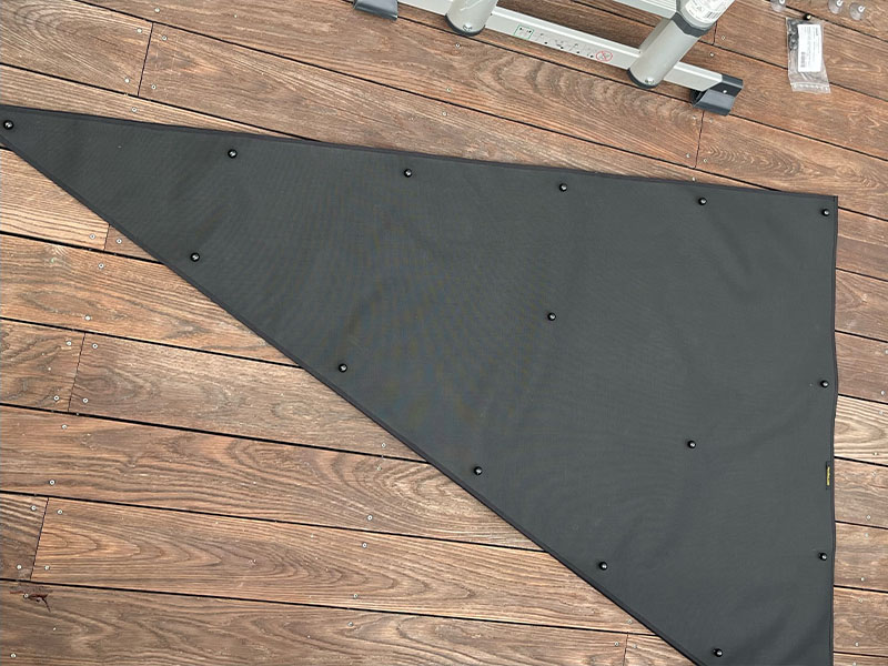 Ansicht eines maßgefertigten Hitzeschutzes mit Saugnäpfen vor der Montage, demonstriert die Flexibilität und Anpassungsfähigkeit des Materials zur optimalen Anbringung an verschiedenen Fensterformen.