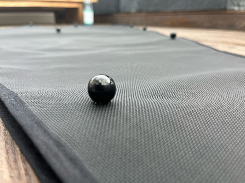 Detailansicht einer Sonderanfertigung eines Hitzeschutzes mit Saugnäpfen, montiert an einem Fenster, um effektive Isolation gegen Sonneneinstrahlung zu bieten und die Raumtemperatur zu regulieren.